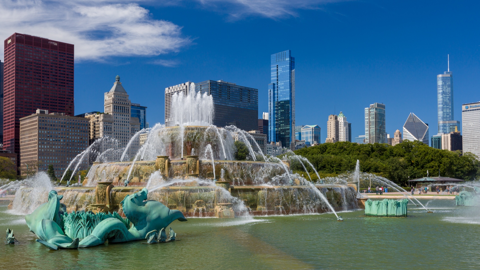 Chicago's Buckingham Fountain in Grant Park at golden hour